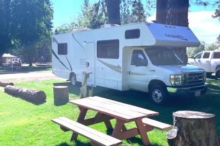 2016 Ford Majestic 28A – Adventure-Ready, Family-Friendly RV!