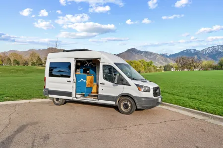*Digital Nomad Special* Solar Off-Grid Adventure Van w/ WiFi available