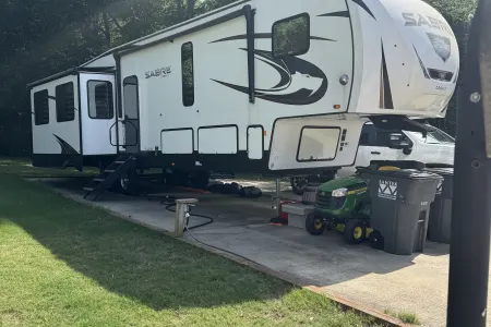 Large Fifth Wheel. Great for families. Sleeps 8.