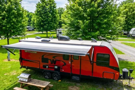 "Winnie" Winnebago Minnie Winnie 28' 2455BHS Bunkhouse