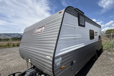 2023 Coleman Lantern LT 17B Travel Trailer – Family and pet Friendly