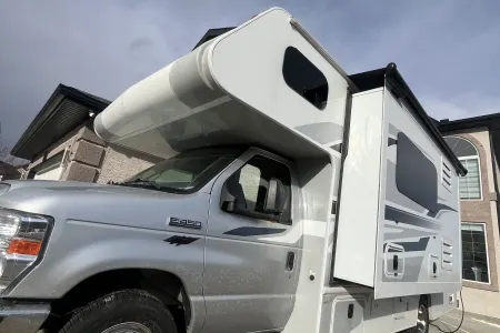 DAVE 2019 CLASS C FORD ADVENTURE 24DS W/SLIDEOUT