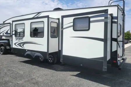 Rem 2018 Forest River Sabre 31BHT – 2 Bed / 2 Full Bath Luxury Fifth Whee
