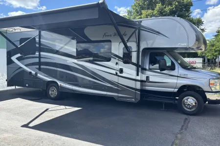 "Olive" 2018 Thor Four Winds 31Y Family fun