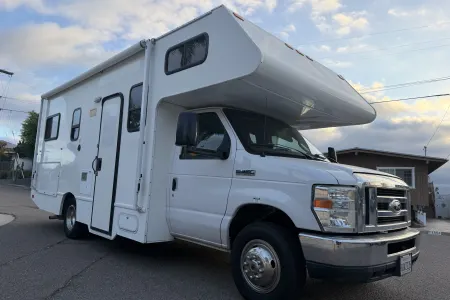 2016 Ford Class C Motorhome 25 ft Sleeps 6 – Ready for Adventure!