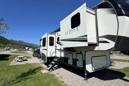Luxury 2021 Alpine 3790FK | King Bed | Heated Recliners|Generators Included