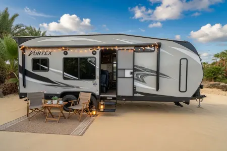 2113-V fully stocked sleeps 3-6 keeps cool large holding tanks