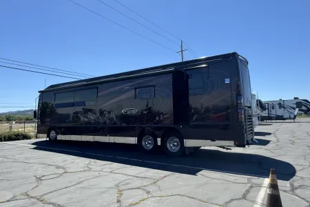 2015 Itasca Ellipse Ultra 42QL | 450HP Diesel | Sleeps 4
