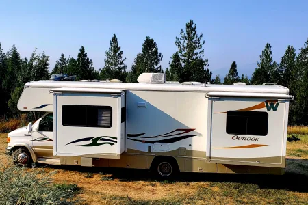 Beautiful, Easy Driving Winnebago!
