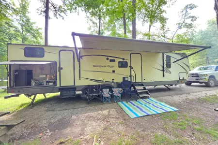 Cozy Wildwood Camper, sleeps 10!