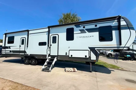 BRAND NEW SPRINTER WITH KING BED AND QUAD DOUBLE BUNKS *FREE DELIVERY*