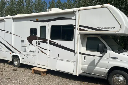 Fleet #C11 Slideouts Class C – 4 adults + 3 kids