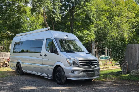 Mercedes Interstate lounge