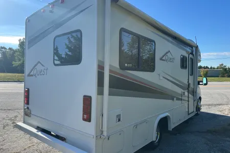 2010 Fleetwood Quest 24L