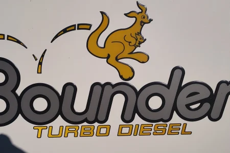 Diesel Pusher Fleetwood Bounder 38 v