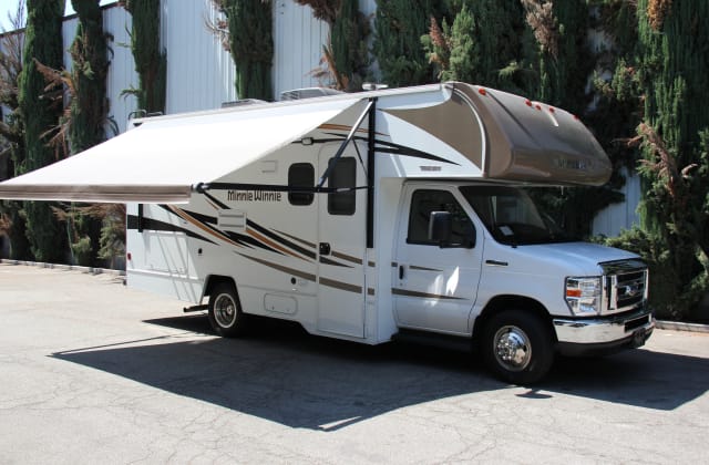 Hook! Quick Response - 24ft Winnebago Minnie Winnie