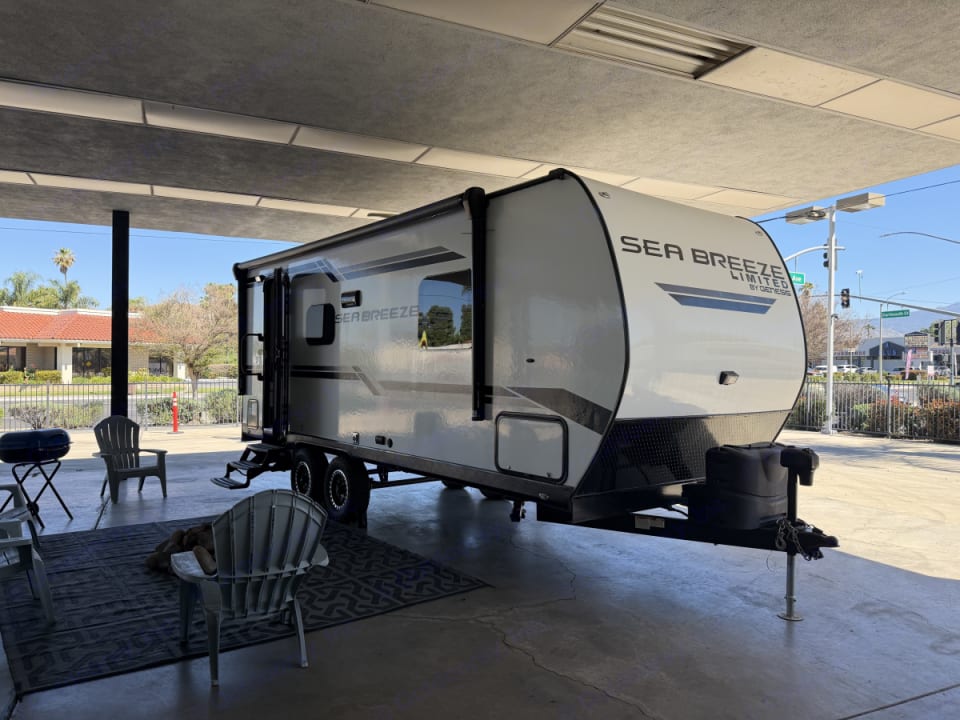 2023 Genesis Supreme Sea Breeze rental RV