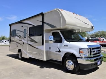 2022 Winnebago Minnie Winnie Class C rental in Blainville, QC