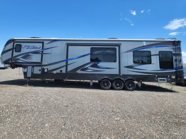 2017 Keystone RV Fuzion Toy Hauler Fifth-wheel rental in Hooper, UT