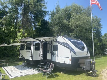 2019 Prime Time Lacrosse Luxury Lite 3380 IB Travel trailer rental in Wyandotte, MI