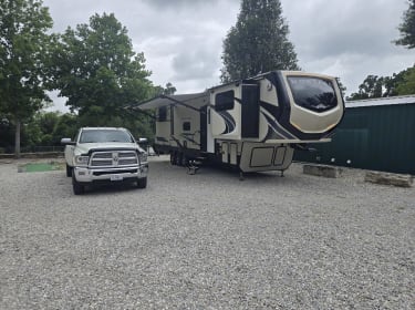 2018 Keystone RV Montana High Country Toy Hauler Fifth-wheel rental in Hillsboro, MO