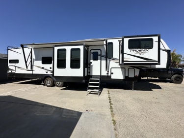 2024 Shasta Phoenix 334FL Fifth-wheel rental in Bakersfield, CA