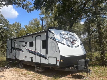 2021 Crossroads RV Texan Travel trailer rental in Stockdale, TX