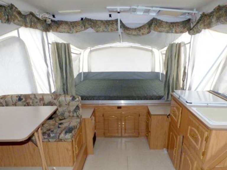 2000 Coleman Bayside Grand Tour Elite Travel trailer Rental in Livonia