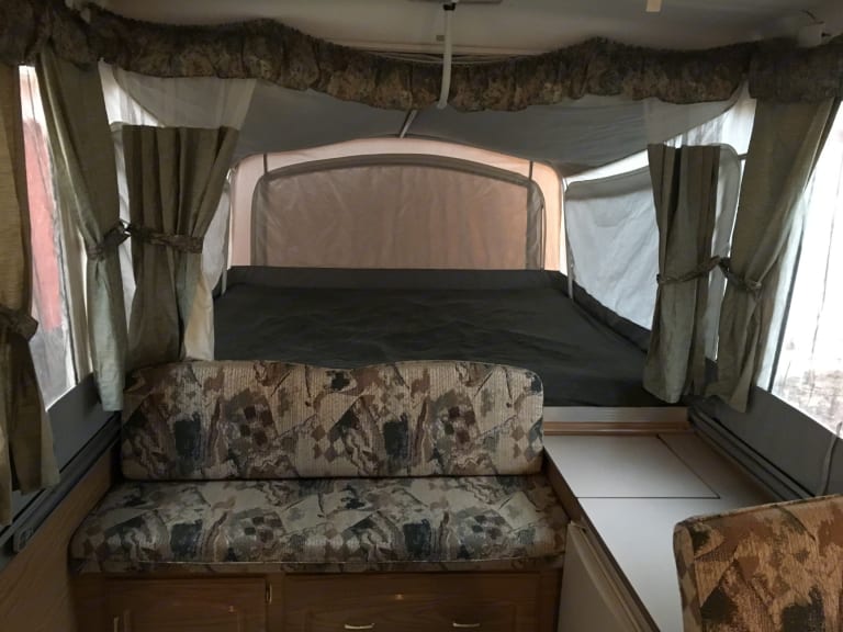 2000 Coleman Bayside Grand Tour Elite Travel trailer Rental in Livonia