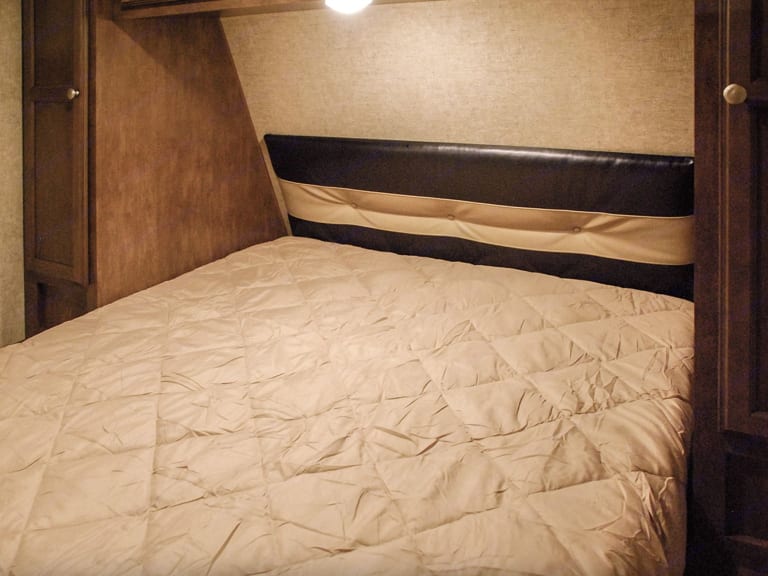 2017 Venture Rv Sporttrek Truck Camper Rental in Bolivar, MO Outdoorsy