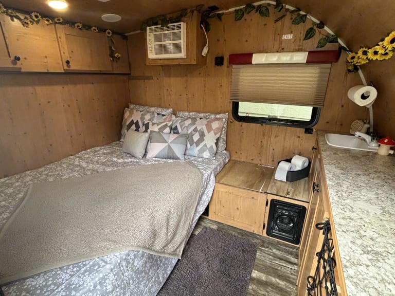 2022 Sunset Park RV SunRay Travel trailer Rental in Fairchild Afb, WA