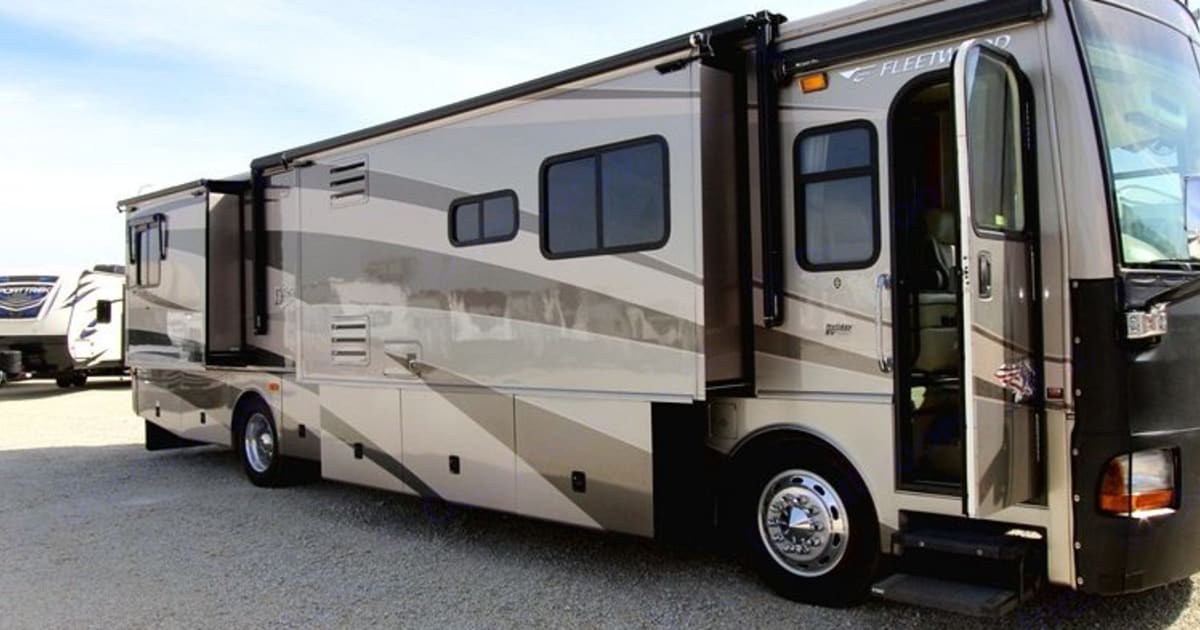 2005 Fleetwood Discovery Class A Rental in Indianola, IA Outdoorsy