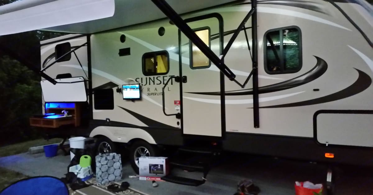 2017 Crossroads Sunset Trails 240bh Travel Trailer Rental in Livonia