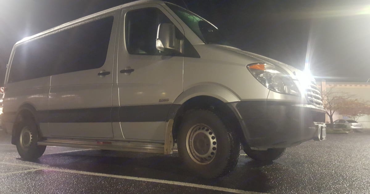 2007 Freightliner Sprinter Camper van Rental in Orlando, FL Outdoorsy