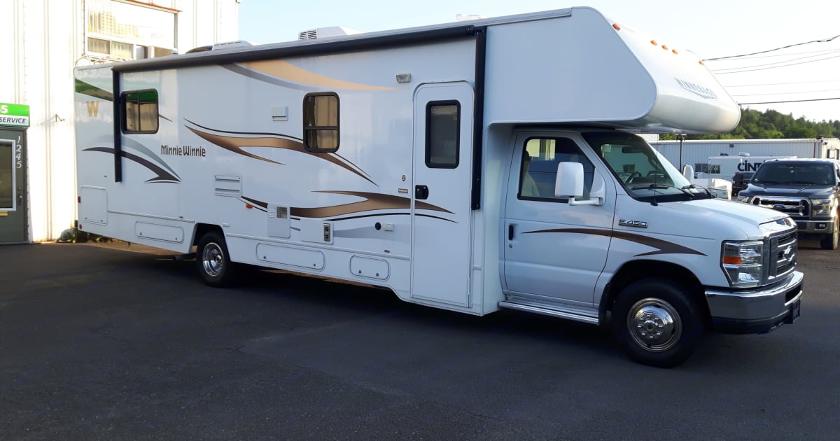 2014 Winnebago Minnie Winnie Motorhome Rental in Levis, QC | Outdoorsy