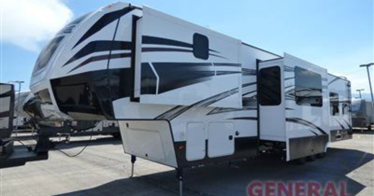 2016 Dutchmen Voltage Toy hauler Rental in Pearsall, TX Outdoorsy