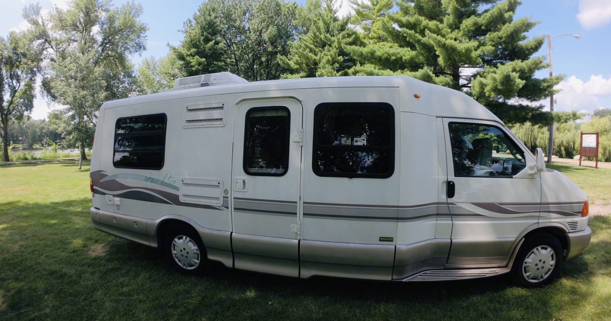 2000 Winnebago Eurovan Camper Rialta Class B Rental in Hutchinson , MN