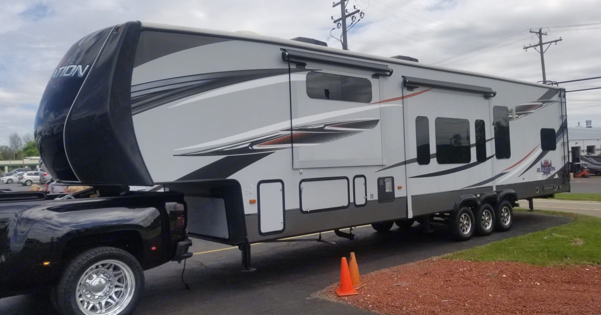 2014 Crossroads Elevation Toy hauler Rental in Richmond hts, OH Outdoorsy
