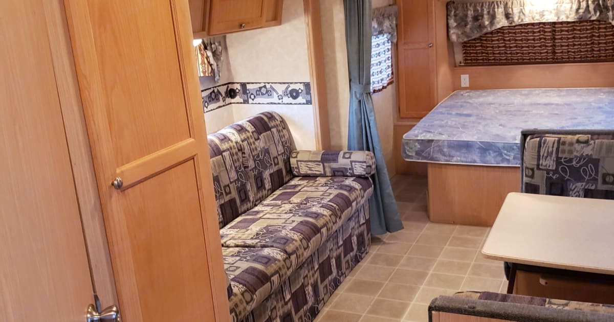 2006 Forest River Surveyor Caravane Rental in Titusville, FL Outdoorsy