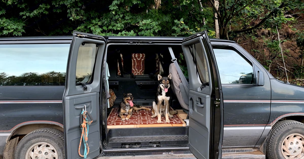 1993 Ford Econoline Club Wagon Camper van Rental in Marquette, MI