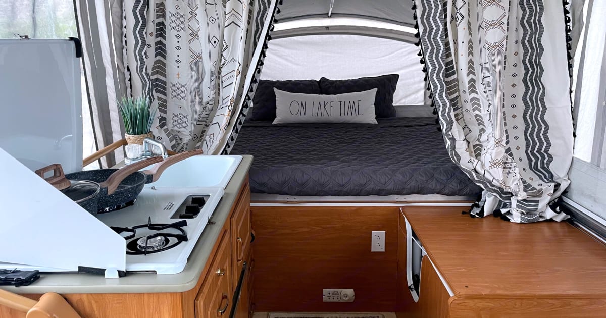 2004 Fleetwood Westlake Folding trailer Rental in Fallbrook, CA Outdoorsy