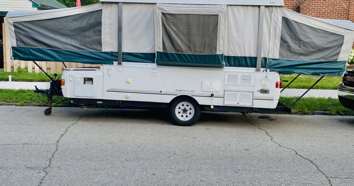 2004 Coleman Fleetwood Timberlake Folding Trailer Rental in Detroit, MI