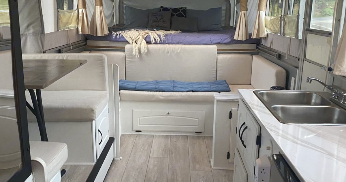 2007 Fleetwood Arcadia Folding Trailer Rental in Jonesborough, TN