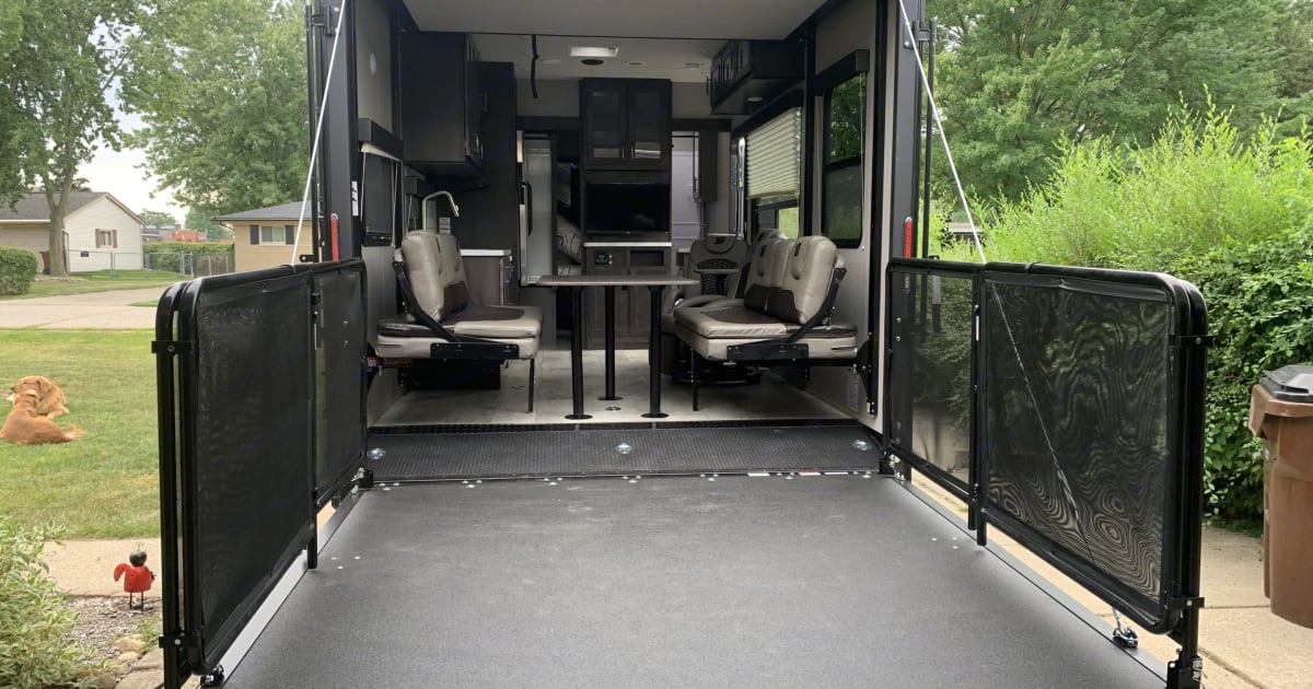 2022 Grand Design Momentum Toy Hauler Travel trailer Rental in Shelby