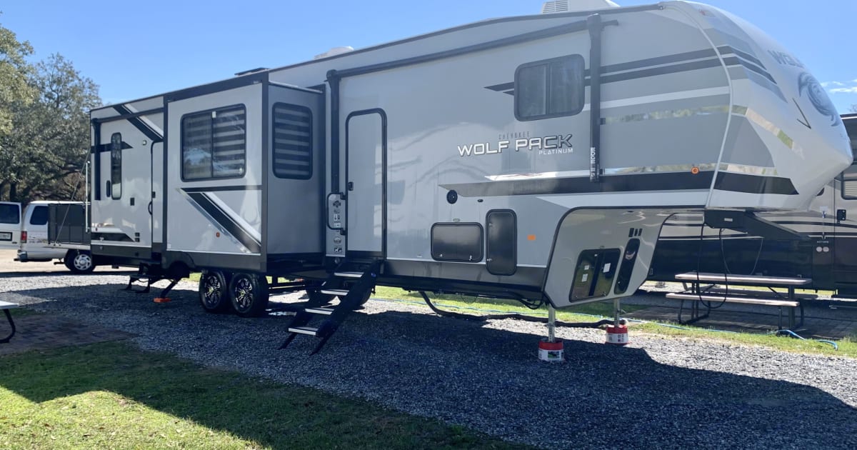 2021 Forest River Cherokee Wolf Pack Toy Hauler Fifthwheel Rental in