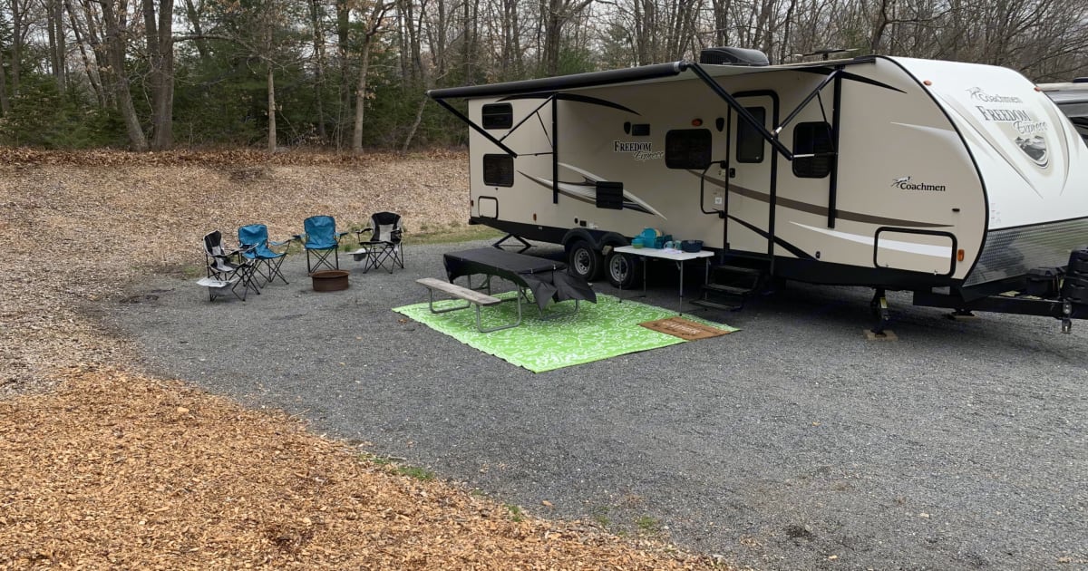 2017 Coachmen Freedom Express 29SE Travel trailer Rental in Lakeville