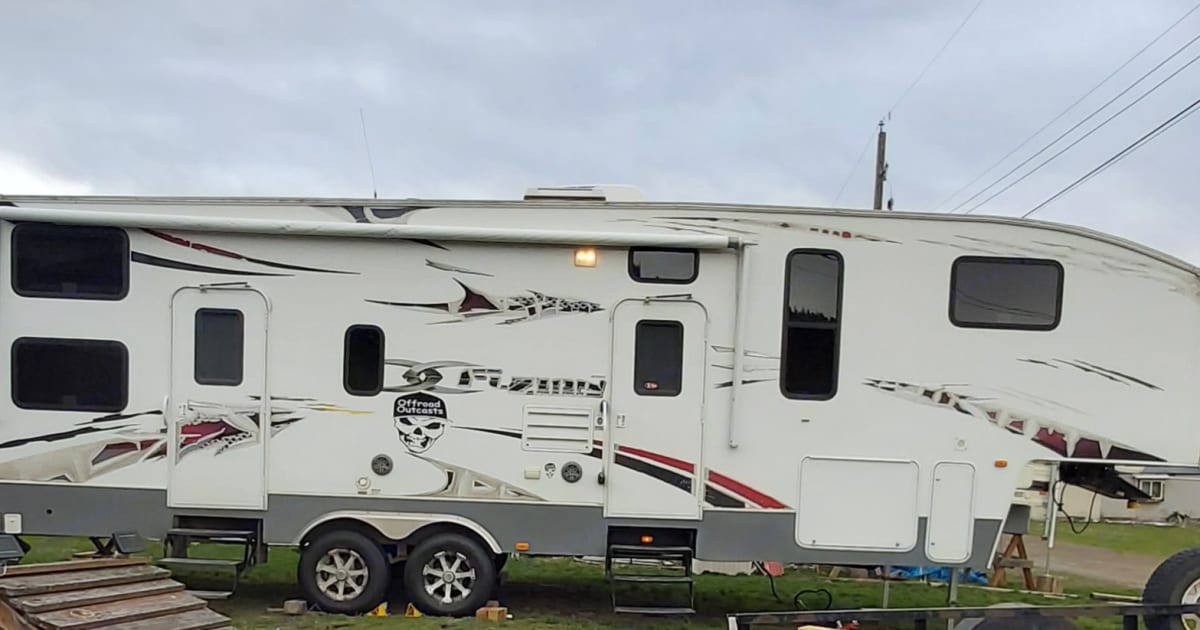 2010 Keystone Fuzion Toy hauler Rental in Vernon, BC Outdoorsy