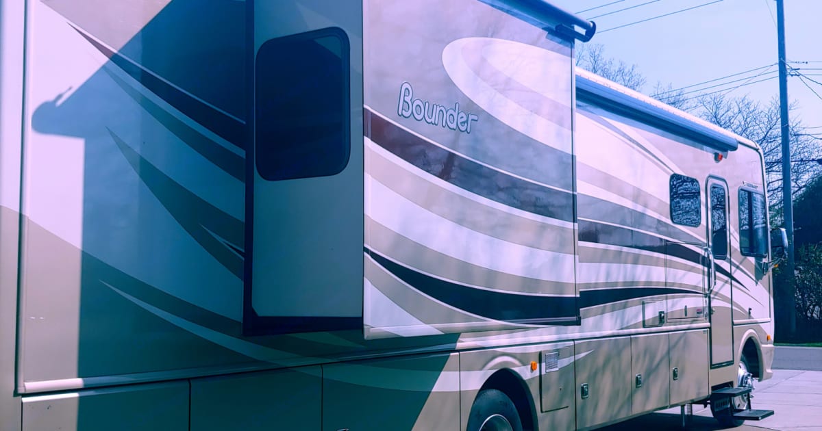 2017 Bounder Bounder Motorhome Class A Rental in Oxford, MI | Outdoorsy