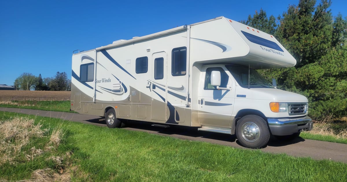 2006 Four Winds Four Winds Motorhome Class C Rental in Eyota, MN