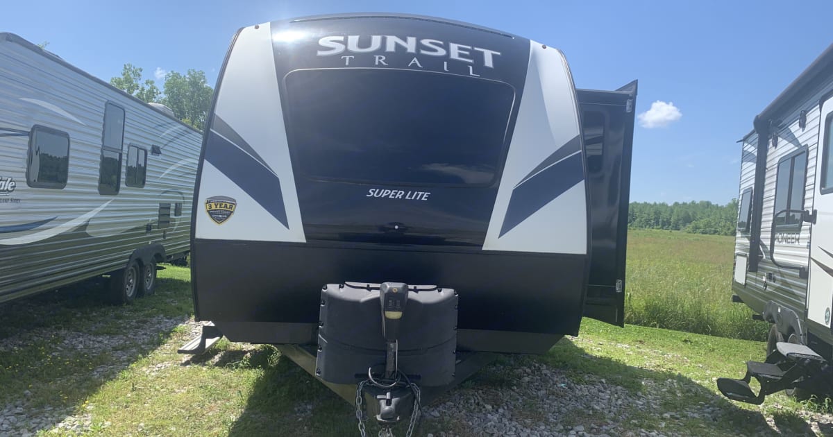 2018 Crossroads Sunset Trail Travel Trailer Rental in Madisonville, KY